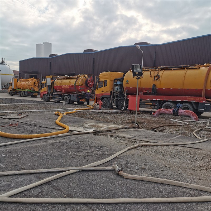 西区街道污水池清理