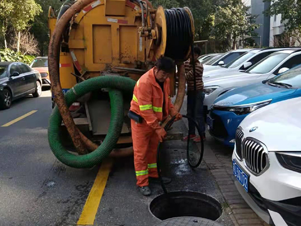 西区街道排污管道清淤