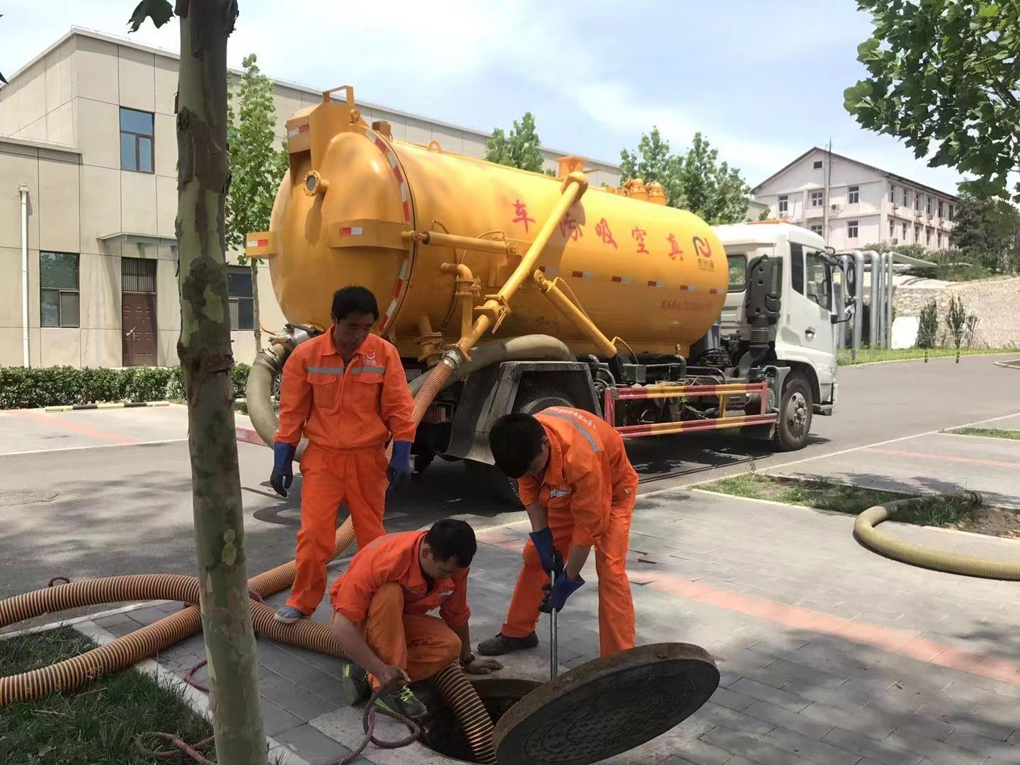 西区街道管道疏通车停在窨井附近