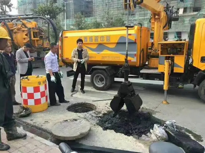 西区街道街道：网格员化身“清道夫”，为民解忧疏通“堵心”化粪池