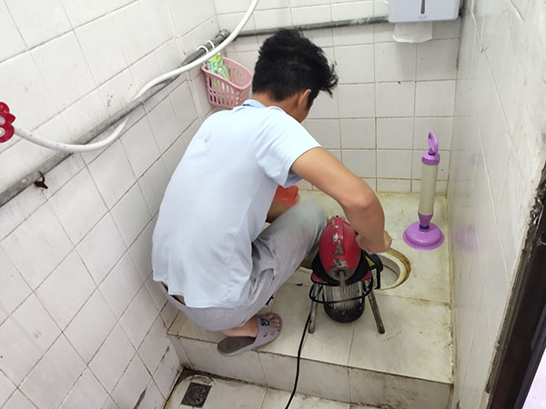 西区街道管道堵塞冒臭气 专业师傅现场解决问题