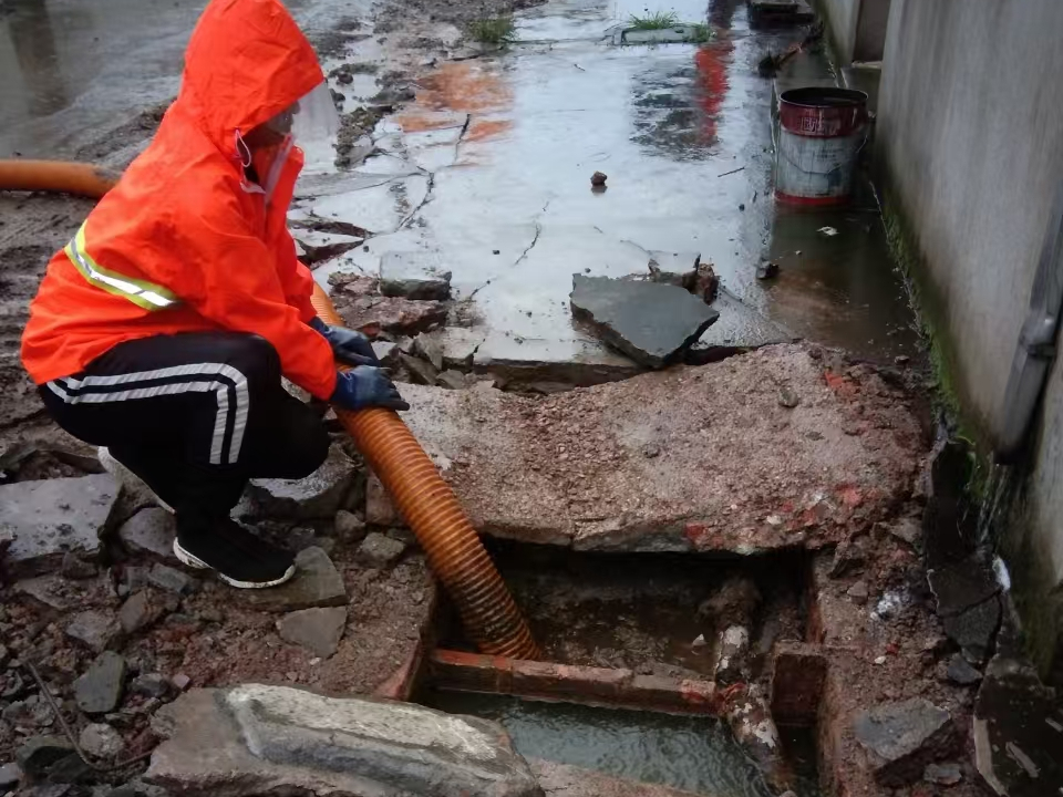 西区街道专业清理污水池 炜誉市政以规范流程守护城市 “肠道”