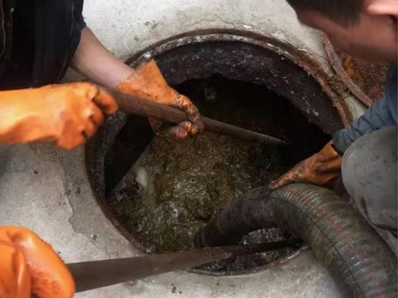 西区街道清理化粪池时如何避免沼气的危害？